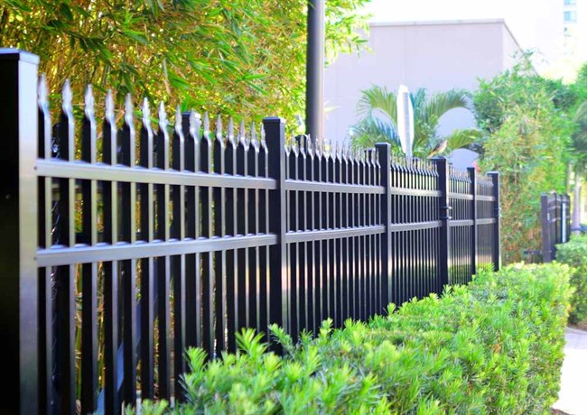 HOW TO PAINT A FENCE AND WHAT TOOLS YOU CAN USE