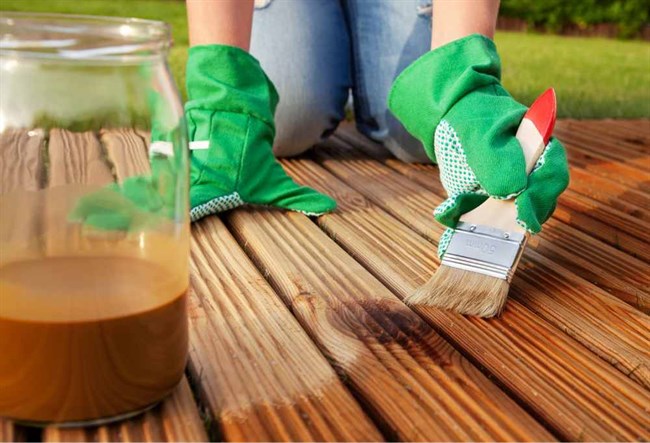 HOW TO USE DECKING OILS AND STAINS